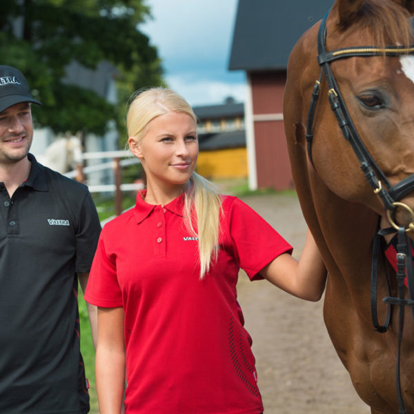 VALTERA Mann und Frau mit einem Pferd